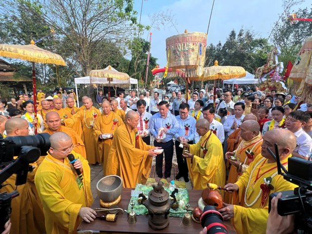 Nhà chùa làm lễ đặt đá khởi công không gian tâm linh chùa Da. Nhà chùa làm lễ đặt đá khởi công không gian tâm linh chùa Da.