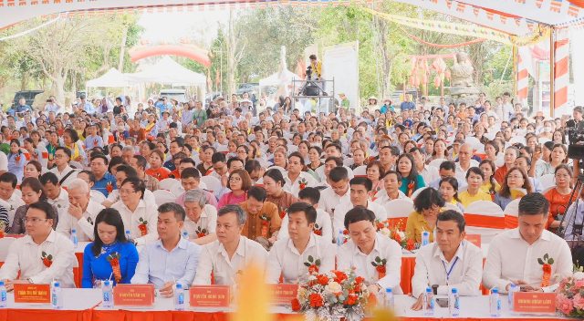 Các đại biểu cùng đông đảo phật tử và nhân dân địa phương tham dự lễ khởi công. Các đại biểu cùng đông đảo phật tử và nhân dân địa phương tham dự lễ khởi công.