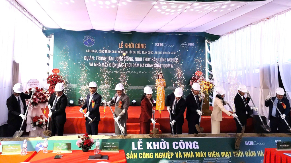 Đại biểu thực hiện nghi thức khởi c&ocirc;ng Dự &aacute;n Trung t&acirc;m ương giống, nu&ocirc;i thủy sản c&ocirc;ng nghiệp v&agrave; Nh&agrave; m&aacute;y điện mặt trời Đầm H&agrave;