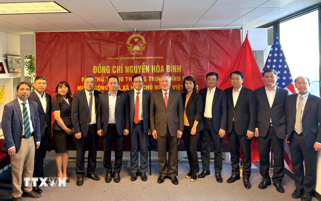 Phó Thủ tướng Thường trực Nguyễn Hòa Bình thăm, làm việc với cán bộ, nhân viên Tổng lãnh sự quán Việt Nam tại San Francisco. (Ảnh: Ngọc Quang/TTXVN) Phó Thủ tướng Thường trực Nguyễn Hòa Bình thăm, làm việc với cán bộ, nhân viên Tổng lãnh sự quán Việt Nam tại San Francisco. (Ảnh: Ngọc Quang/TTXVN)