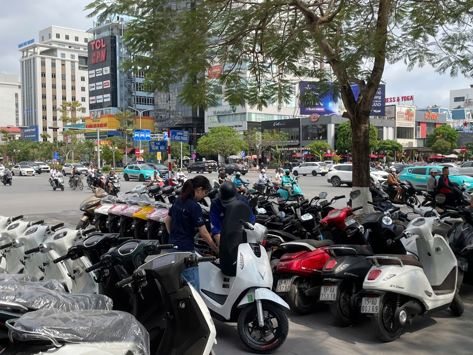 Áp lực giá xăng dầu: Người dân và doanh nghiệp linh hoạt thích ứng