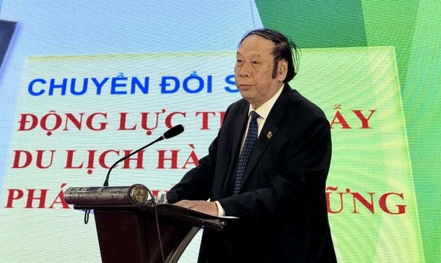 NGND.GS.TS Nguyễn Văn Đính, Phó Chủ tịch Hội Khoa học kinh tế Hà Tĩnh - CTHĐ Biên tập Tạp chí Vietnam Travel (Hiệp hội Du lịch Việt Nam) phát biểu tại hội thảo NGND.GS.TS Nguyễn Văn Đính, Phó Chủ tịch Hội Khoa học kinh tế Hà Tĩnh - CTHĐ Biên tập Tạp chí Vietnam Travel (Hiệp hội Du lịch Việt Nam) phát biểu tại hội thảo