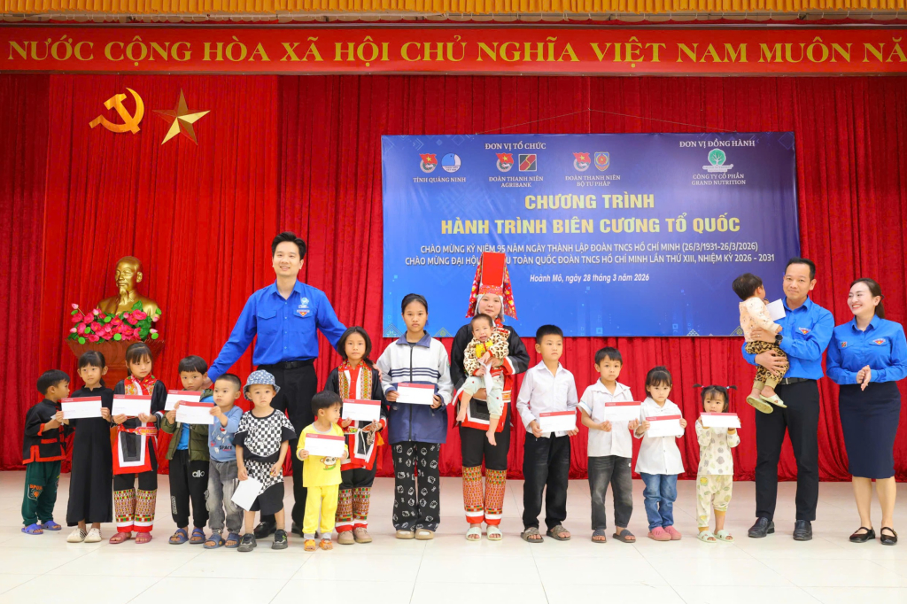 Trao 30 suất học bổng cho học sinh c&oacute; ho&agrave;n cảnh kh&oacute; khăn