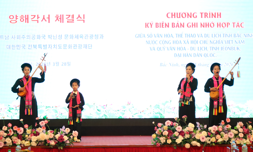 Tr&igrave;nh diễn di sản h&aacute;t Then tại chương tr&igrave;nh k&yacute; bi&ecirc;n bản ghi nhớ hợp t&aacute;c.