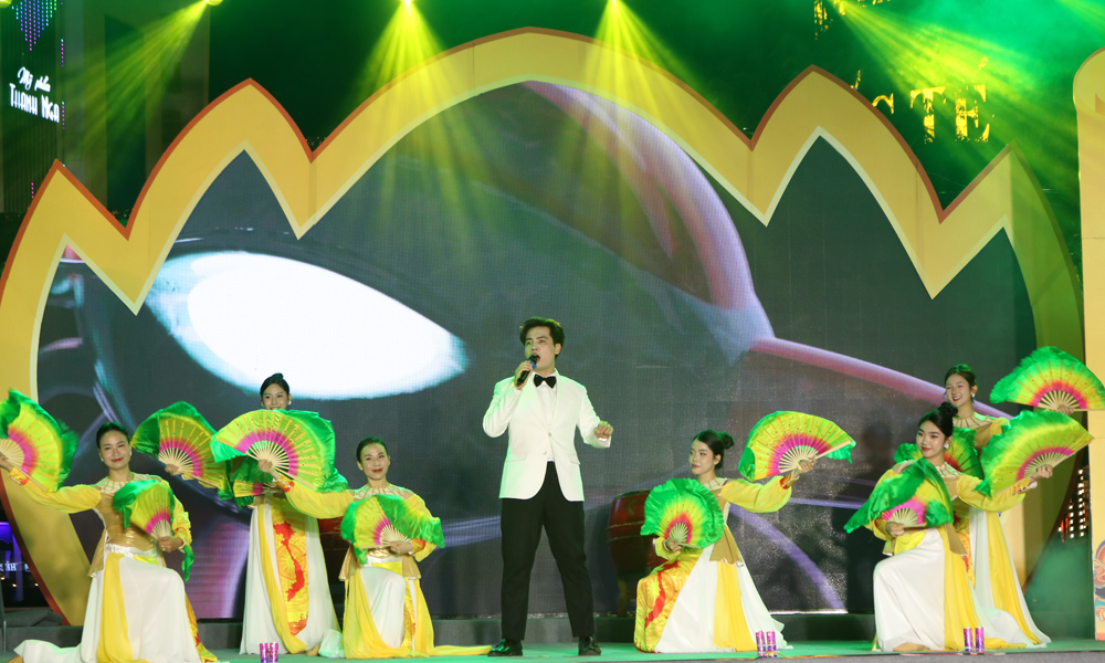 Chương tr&igrave;nh nghệ thuật được d&agrave;n dựng c&ocirc;ng phu, hấp dẫn.