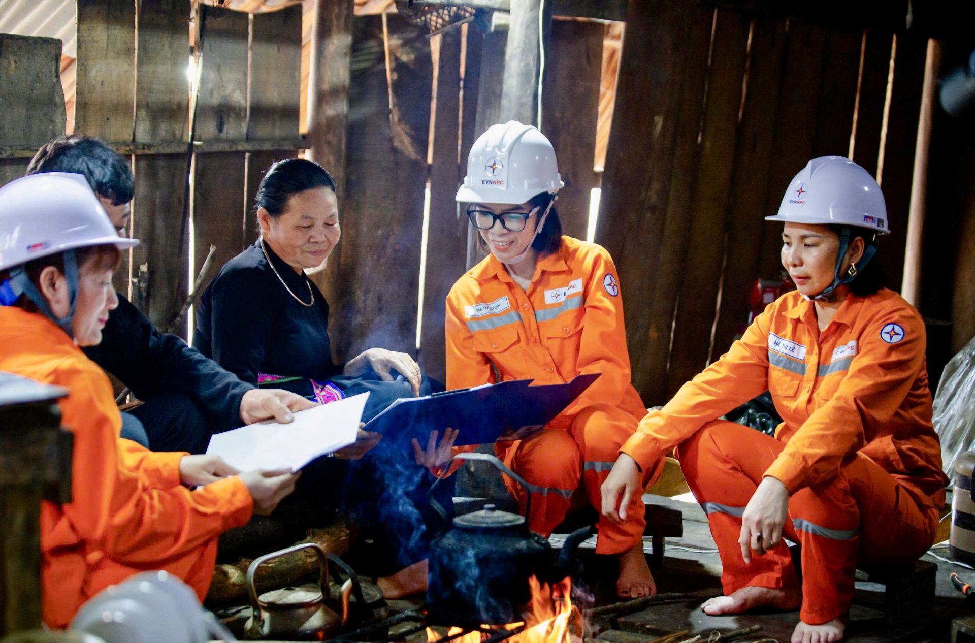 Cán bộ ngành điện tuyên truyền, hướng dẫn người dân sử dụng điện an toàn, tiết kiệm và hiệu quả Cán bộ ngành điện tuyên truyền, hướng dẫn người dân sử dụng điện an toàn, tiết kiệm và hiệu quả