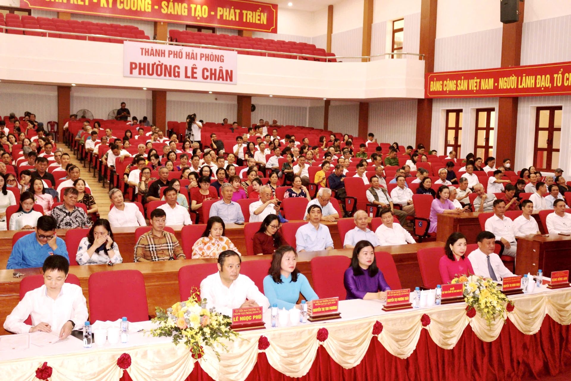 Các đại biểu dự Hội nghị. Các đại biểu dự Hội nghị.