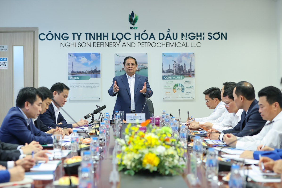 Thủ tướng Phạm Minh Ch&iacute;nh l&agrave;m việc tại Nh&agrave; m&aacute;y Lọc h&oacute;a dầu Nghi Sơn. Ảnh: VGP/Nhật Bắc.