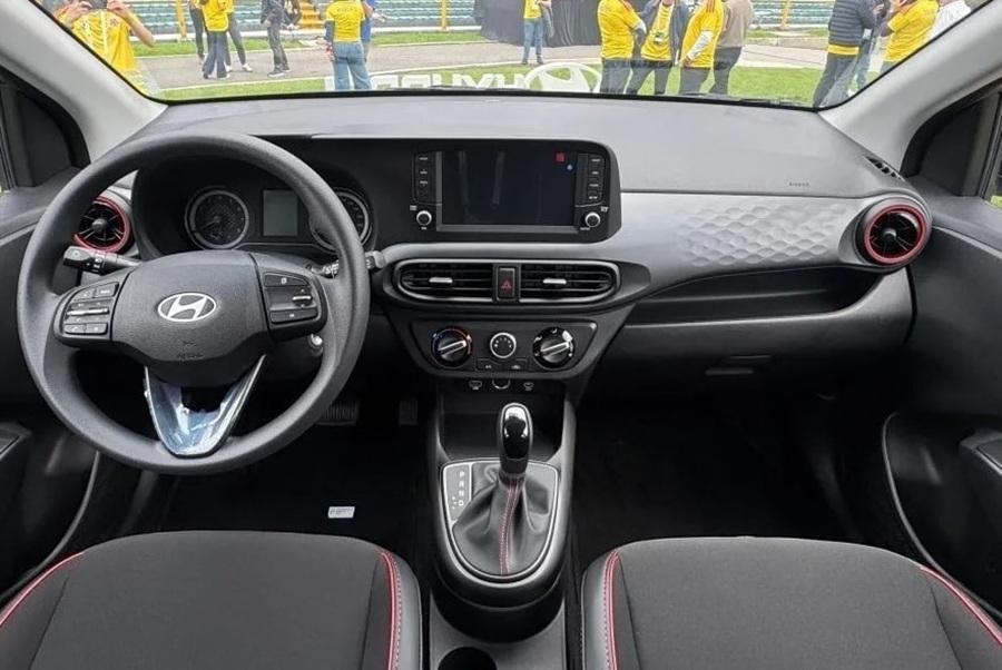 Khoang nội thất hiện đại v&agrave; được trang bị 6 t&uacute;i kh&iacute;, c&acirc;n bằng điện tử,... xịn hơn trong ph&acirc;n kh&uacute;c.