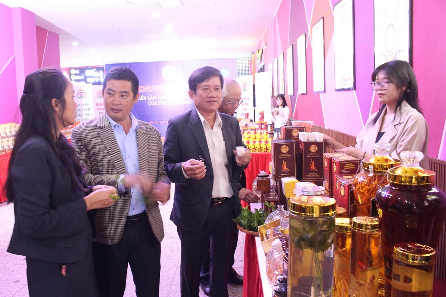 Khu vực kinh tế tập thể, trong đó có các Quỹ TDND, ngày càng có nhiều đóng góp vào nền kinh tế Khu vực kinh tế tập thể, trong đó có các Quỹ TDND, ngày càng có nhiều đóng góp vào nền kinh tế