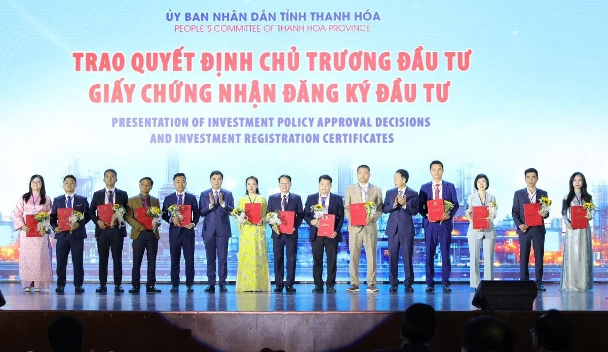 Thanh Hóa trao quyết định chủ trương, giấy chứng nhận đăng ký và ký biên bản ghi nhớ đầu tư 42 dự án