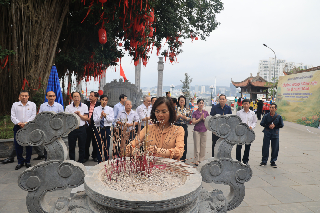 Đại biểu d&acirc;ng hương tri &acirc;n ho&agrave;ng đế, thi sĩ L&ecirc; Th&aacute;nh T&ocirc;ng