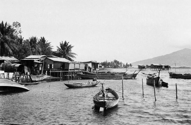 Hình ảnh nhà chồ dọc sông Hàn trước năm 1997. Hình ảnh nhà chồ dọc sông Hàn trước năm 1997.