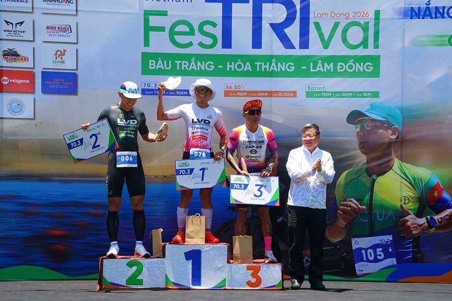 &Ocirc;ng Nguyễn Đức Hải T&ugrave;ng, B&iacute; thư x&atilde; H&ograve;a Thắng trao giải c&aacute; nh&acirc;n cho vận động vi&ecirc;n nam ở cự ly 70.3