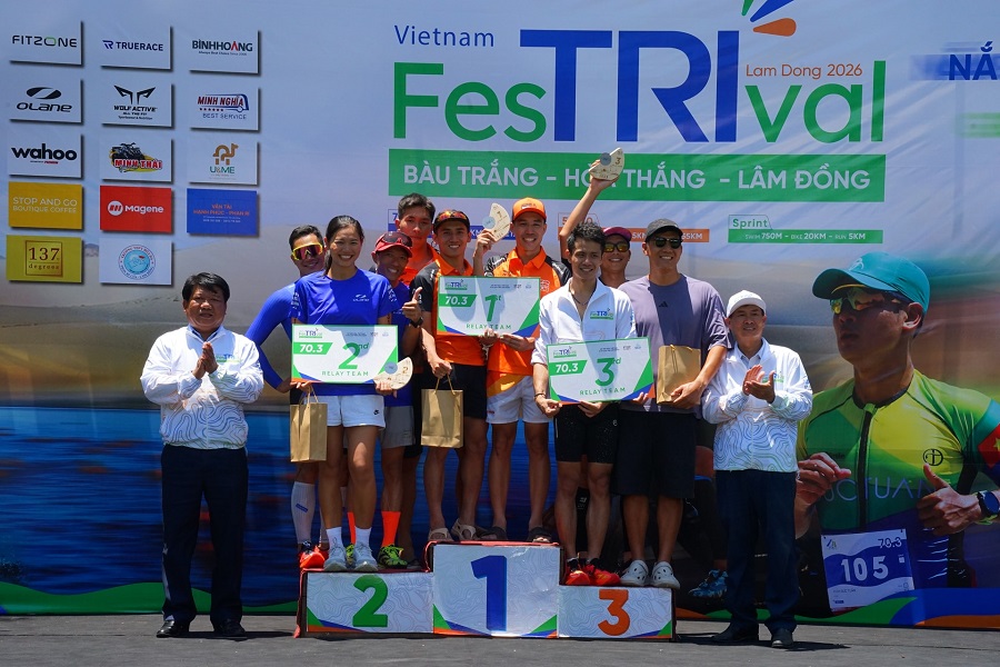 &Ocirc;ng Nguyễn Th&ocirc;ng L&yacute;, Chủ tịch UBND x&atilde; Ho&agrave; Thắng trao giải đồng đội cho c&aacute;c đơn vị (k&igrave;nh ngư &Aacute;nh Vi&ecirc;n, &aacute;o xanh c&ugrave;ng đồng đội gi&agrave;nh hạng Nh&igrave;)