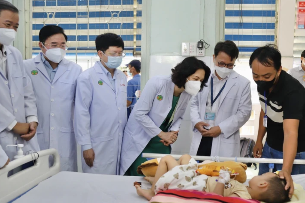 Ph&oacute; Gi&aacute;o sư, Tiến sĩ Nguyễn Thị Li&ecirc;n Hương, Thứ trưởng Y tế thăm hỏi bệnh nhi mắc tay ch&acirc;n miệng nằm tại Bệnh viện Nhi đồng 2.