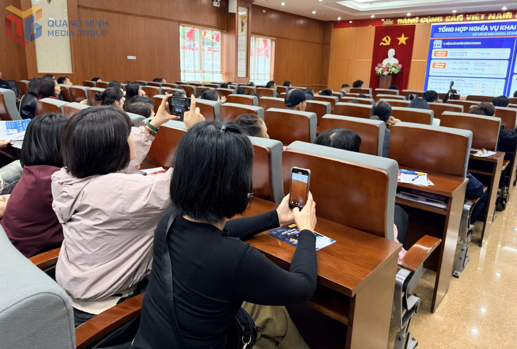 C&aacute;c hộ kinh doanh lưu lại th&ocirc;ng tin tại hội nghị phổ biến của Thuế tỉnh Quảng Ninh