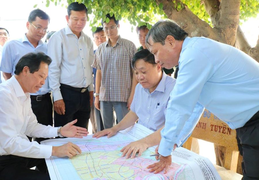Phó Bí thư Tỉnh uỷ, Chủ tịch UBND tỉnh Đồng Tháp Phạm Thành Ngại và Phó Chủ tịch UBND tỉnh Nguyễn Thành Diệu khảo sát tuyến đường bộ ven biển qua đoạn xã Tân Phú Đông Phó Bí thư Tỉnh uỷ, Chủ tịch UBND tỉnh Đồng Tháp Phạm Thành Ngại và Phó Chủ tịch UBND tỉnh Nguyễn Thành Diệu khảo sát tuyến đường bộ ven biển qua đoạn xã Tân Phú Đông
