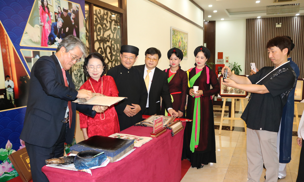 &Ocirc;ng Lee Kyung Yoon trải nghiệm in tranh d&acirc;n gian Đ&ocirc;ng Hồ.