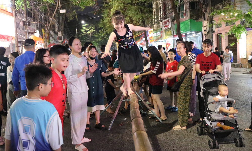 C&aacute;c em nhỏ h&agrave;o hứng trải nghiệm tr&ograve; chơi d&acirc;n gian tại tuyến phố đ&ecirc;m Ng&ocirc; Gia Tự, phường Kinh Bắc.