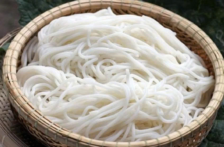 Thói quen ăn bún sai lầm có thể gây hại mà nhiều người không biết