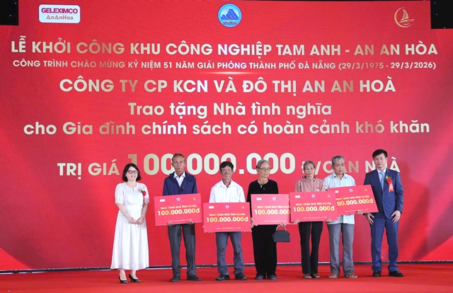 Trao nhà tình nghĩa cho các gia đình khó khăn. Trao nhà tình nghĩa cho các gia đình khó khăn.