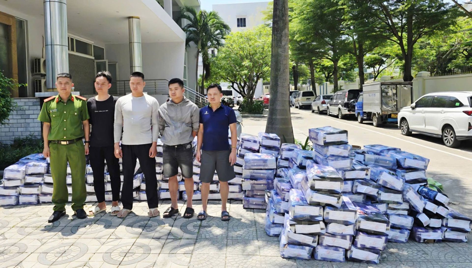 Đà Nẵng: Triệt phá hai đường dây buôn bán hàng cấm, thu giữ 800 bình "khí cười"