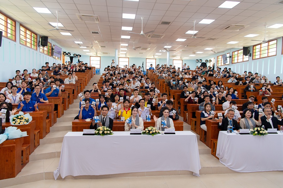 C&aacute;c nghệ sĩ trẻ đồng h&agrave;nh c&ugrave;ng H&agrave;nh tr&igrave;nh Từ Tr&aacute;i Tim, lan tỏa ch&iacute; lớn cho thế hệ mới. Ảnh: T&ocirc; Thanh T&acirc;n