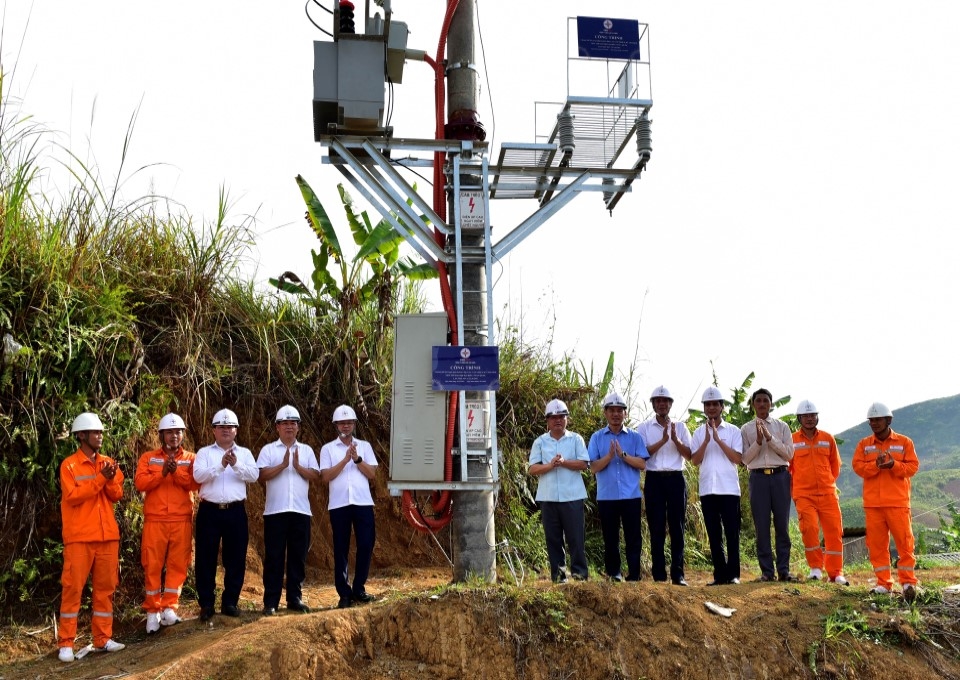 Công ty Điện lực Lai Châu đóng điện TBA đưa điện lưới Quốc gia đến đồng bào vùng sâu vùng xa Công ty Điện lực Lai Châu đóng điện TBA đưa điện lưới Quốc gia đến đồng bào vùng sâu vùng xa