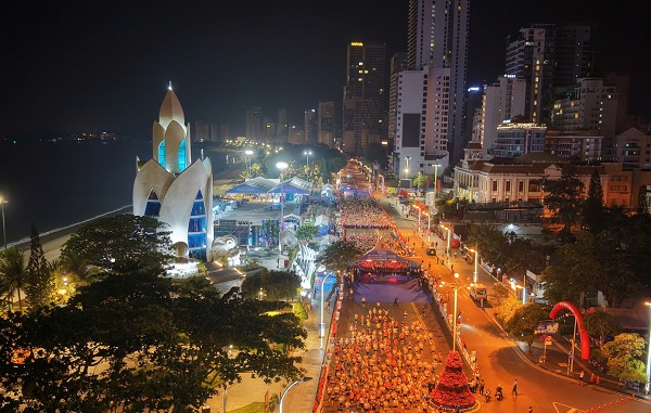 Đường phố Nha Trang ngay từ sáng sớm đã chứng kiến không khí thi đấu sôi nổi của các vận động viên Đường phố Nha Trang ngay từ sáng sớm đã chứng kiến không khí thi đấu sôi nổi của các vận động viên