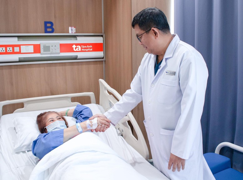 TTƯT.TS.BS.CKII L&ecirc; Văn Tuấn thăm, ch&uacute;c mừng b&agrave; H&agrave; phục hồi tốt sau thay khớp bằng Robot CUVIS-Joint thế hệ mới đầu ti&ecirc;n tại Việt Nam. Ảnh: Bệnh viện Đa khoa T&acirc;m Anh