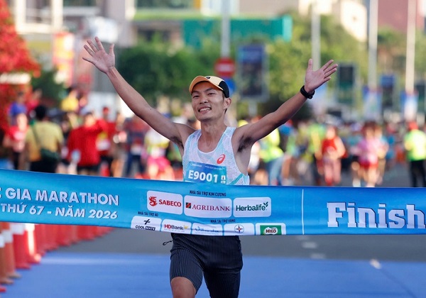 Vận động viên Hoàng Nguyên Thanh (2:22:19) vô địch cự ly Marathon Nam Vận động viên Hoàng Nguyên Thanh (2:22:19) vô địch cự ly Marathon Nam