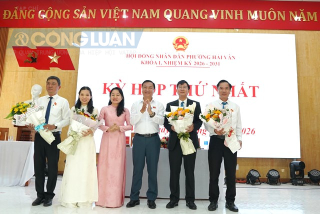 &Ocirc;ng L&ecirc; Văn Nghĩa, Ph&oacute; Trưởng ban Văn ho&aacute; x&atilde; hội, HĐND TP.Đ&agrave; Nẵng tặng hoa ch&uacute;c mừng c&aacute;c đồng ch&iacute; được t&iacute;n nhiệm bầu giữ chức danh Chủ tịch, Ph&oacute; Chủ tịch v&agrave; Trưởng c&aacute;c ban HĐND phường Hải V&acirc;n nhiệm kỳ 2026-2031.