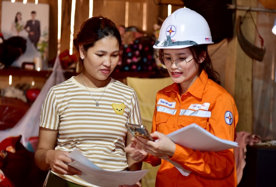 Cán bộ công nhân viên Công ty Điện lực Lai Châu hướng dẫn khách hàng sử dụng các dịch vụ điện trực tuyến Cán bộ công nhân viên Công ty Điện lực Lai Châu hướng dẫn khách hàng sử dụng các dịch vụ điện trực tuyến