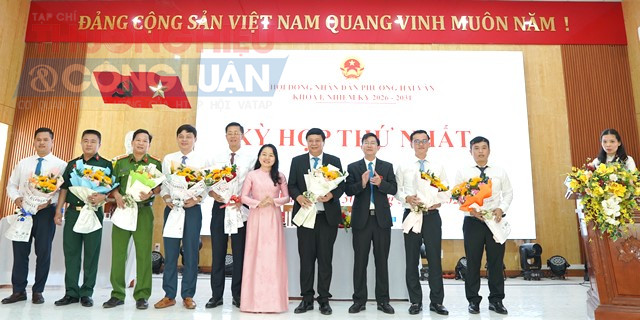 L&atilde;nh đạo phường tặng hoa ch&uacute;c mừng c&aacute;c&ocirc;ng, b&agrave; được t&iacute;n nhiệm bầu giữ chức Chủ tịch, Ph&oacute; Chủ tịch v&agrave; Uỷ vi&ecirc;n UBND phường Hải V&acirc;n, nhiệm kỳ 2026-2031.