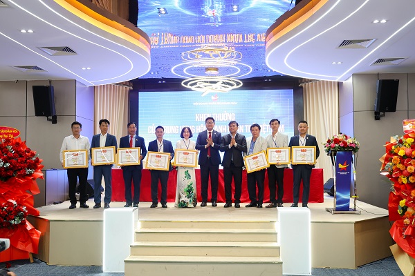 Trao Bằng khen của Hội donh nh&acirc;n Trẻ Việt Nam