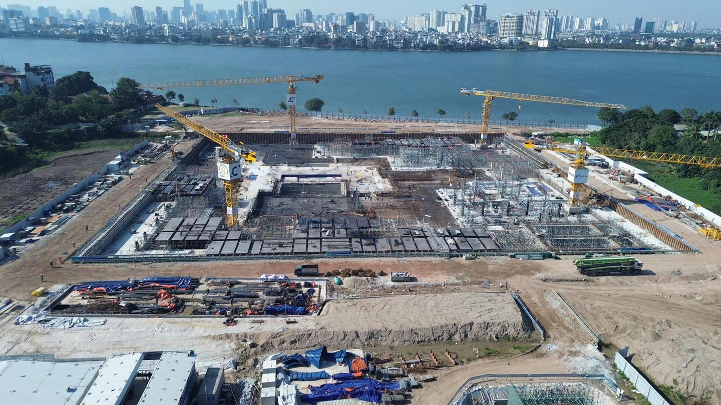 C&ocirc;ng trường thi c&ocirc;ng nh&igrave;n từ tr&ecirc;n cao cho thấy quy m&ocirc; lớn của dự &aacute;n, với nhiều mũi thi c&ocirc;ng hoạt động li&ecirc;n tục nhằm bảo đảm tiến độ đề ra.