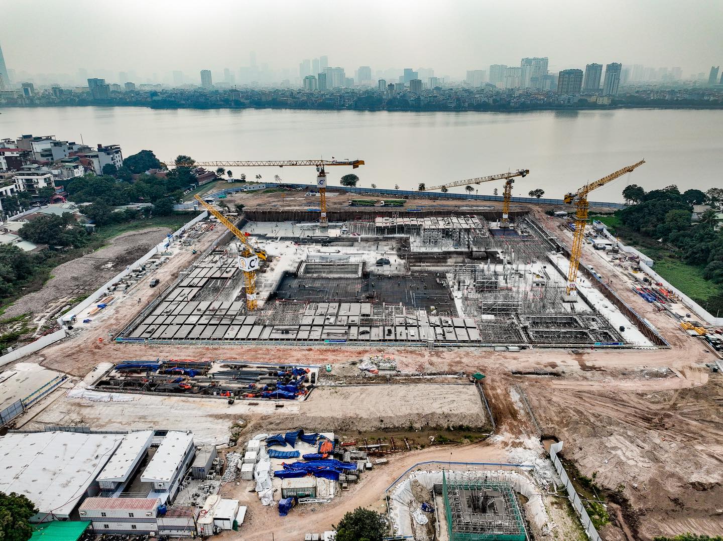 C&aacute;c hạng mục nền m&oacute;ng v&agrave; kết cấu ch&iacute;nh của Nh&agrave; h&aacute;t Ngọc trai được triển khai đồng loạt, huy động nhiều thiết bị, m&aacute;y m&oacute;c hiện đại.