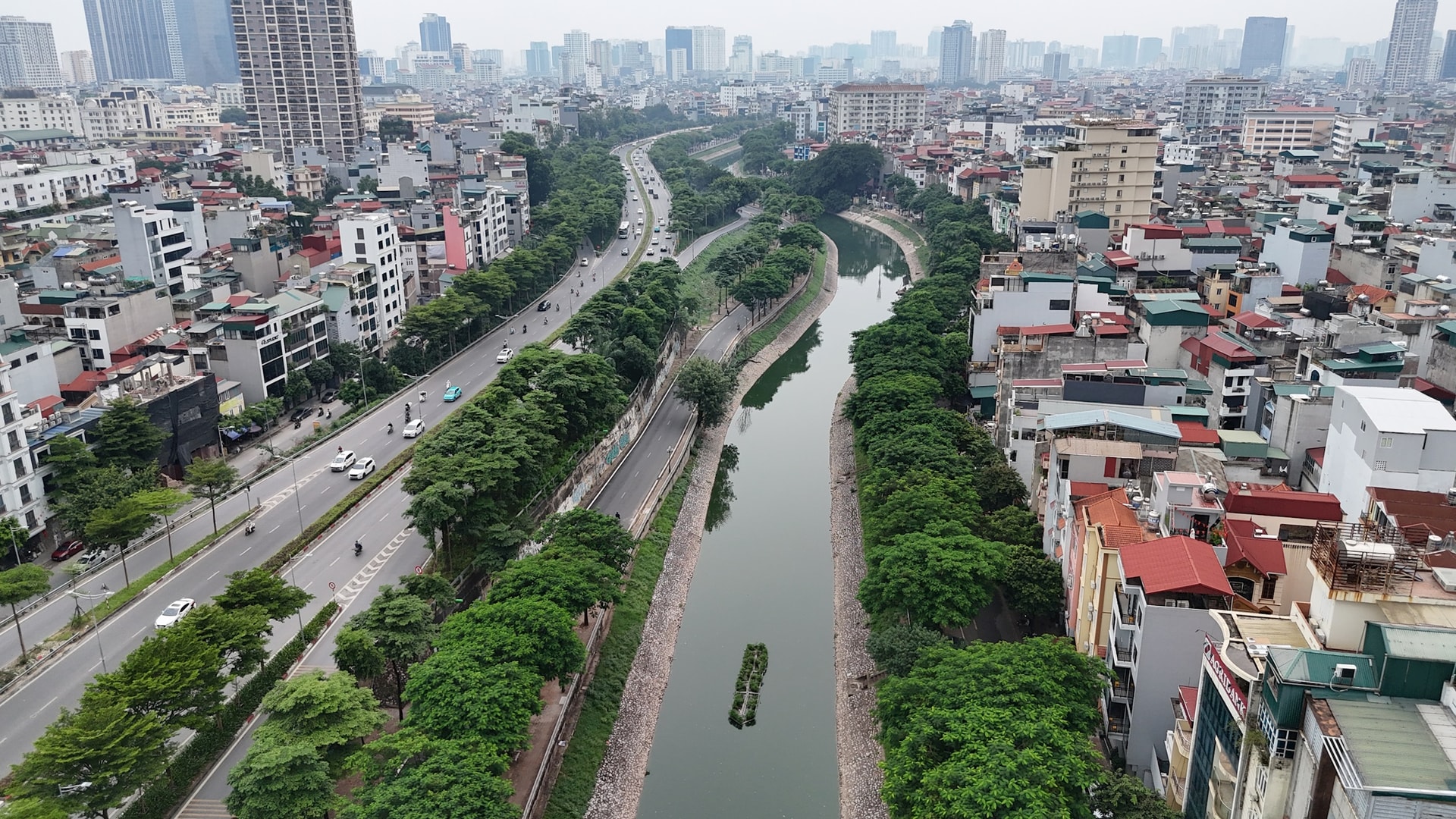 Tuyến k&ecirc;nh được chỉnh trang với hai b&ecirc;n phủ xanh c&acirc;y cối, kết hợp hạ tầng giao th&ocirc;ng hiện đại, g&oacute;p phần cải thiện m&ocirc;i trường v&agrave; n&acirc;ng cao chất lượng sống tại khu vực nội đ&ocirc; H&agrave; Nội.