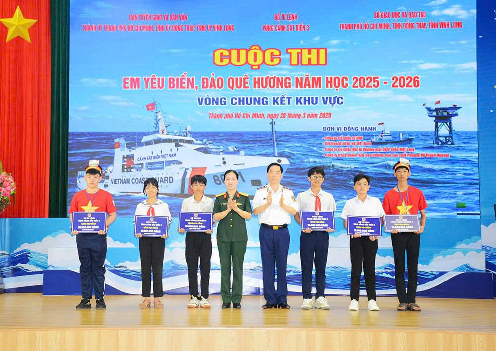 Bộ Tư lệnh V&ugrave;ng Cảnh s&aacute;t biển 3 trao học bổng tặng học sinh c&oacute; ho&agrave;n cảnh kh&oacute; khăn.