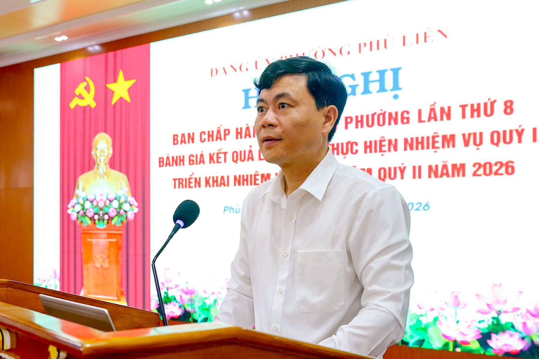 Ph&oacute; B&iacute; thư Thường trực Đảng ủy phường Phạm Tiến Thắng b&aacute;o c&aacute;o tại Hội nghị.