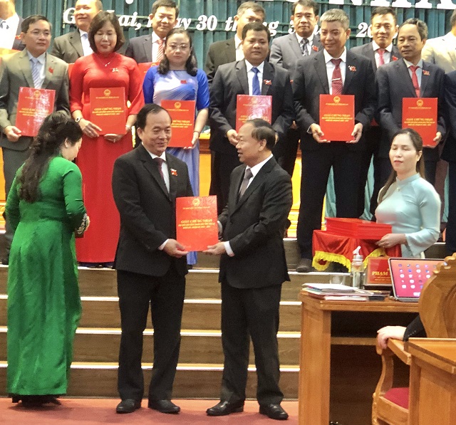 &Ocirc;ng Th&aacute;i Đại Ngọc (h&agrave;ng trước, thứ 2 từ phải qua) trao trao Giấy chứng nhận Đại biểu HĐND tỉnh nhiệm kỳ 2026-2031. Ảnh: VH