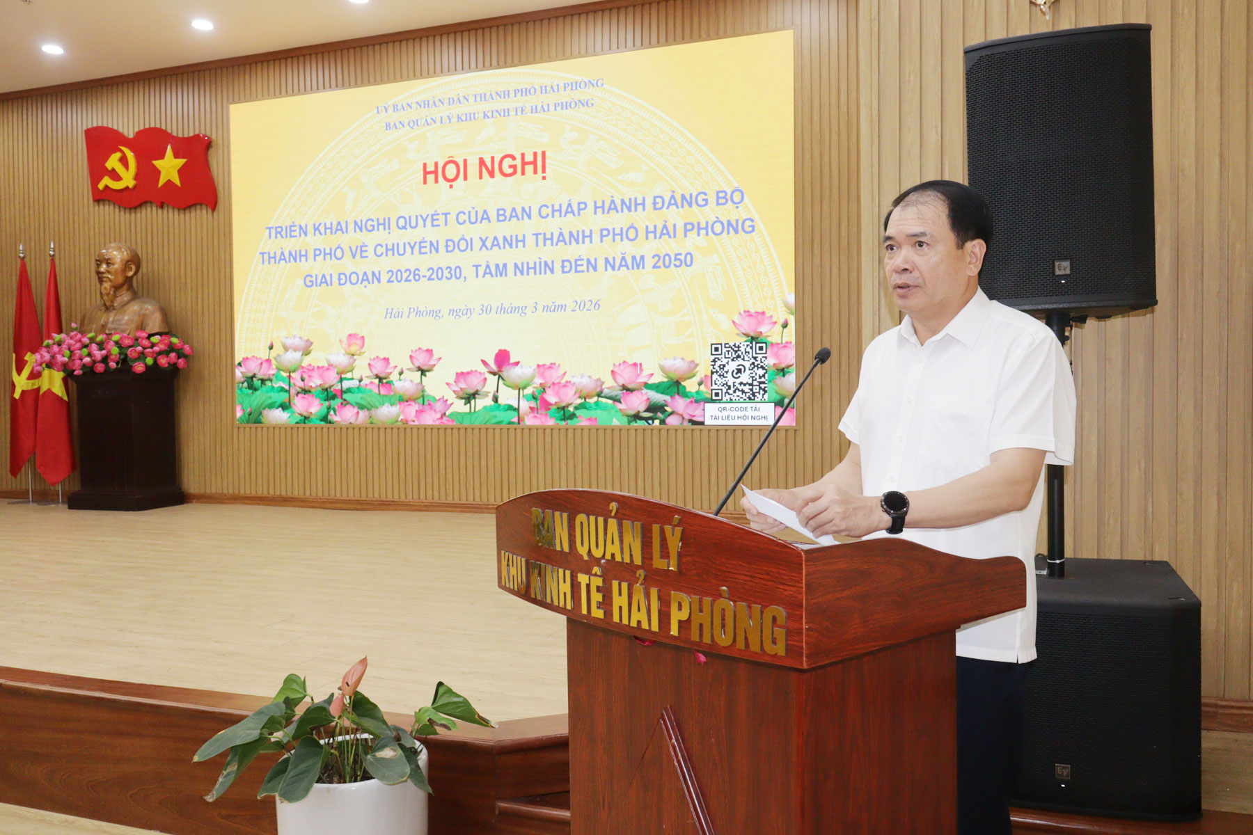 Đồng ch&iacute; Dương Văn Xuy&ecirc;n, Ph&oacute; Trưởng ban Thường trực Ban Quản l&yacute; Khu kinh tế Hải Ph&ograve;ng ph&aacute;t biểu tại Hội nghị.