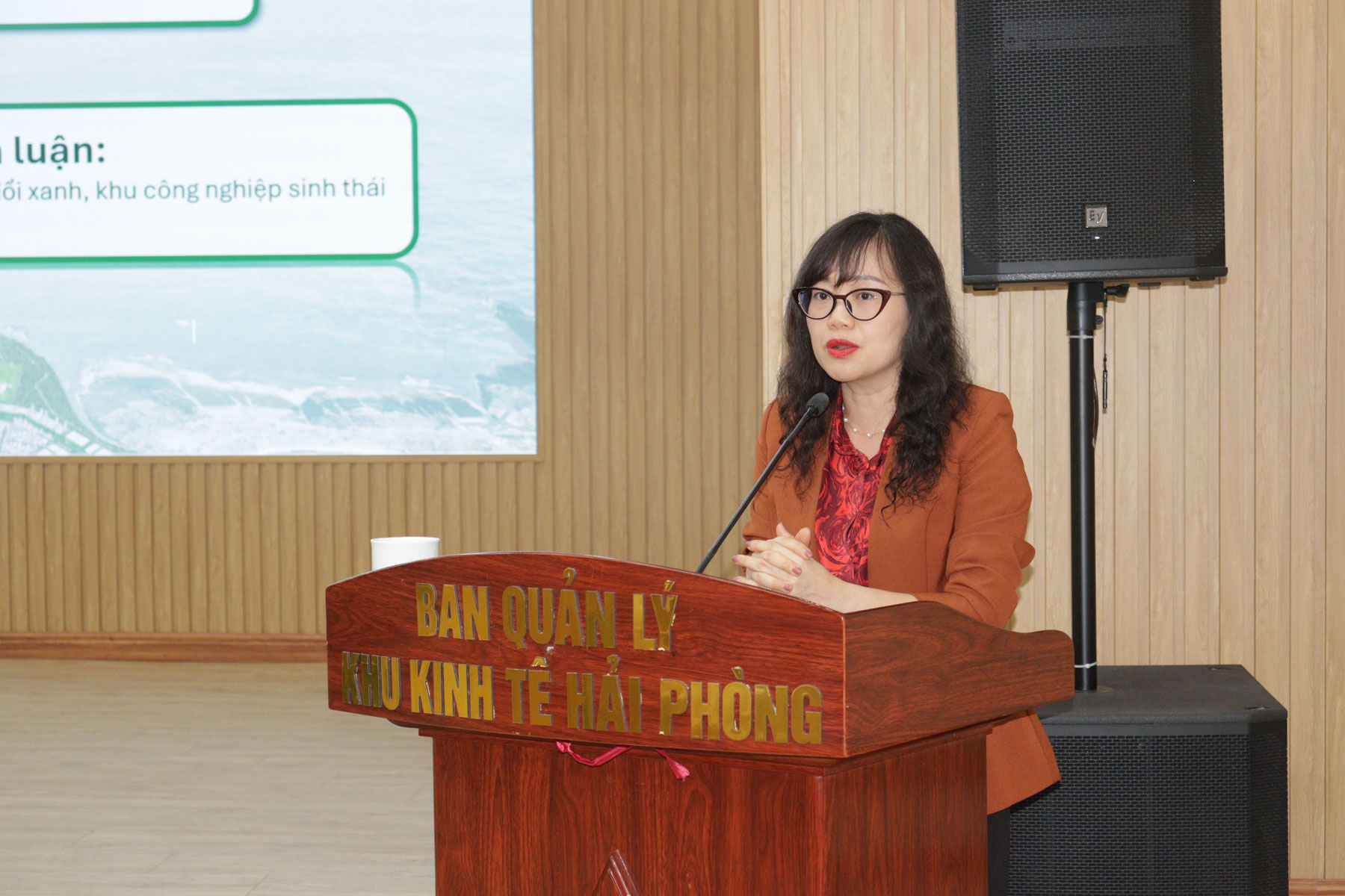 Đại biểu tham luận tại Hội nghị.