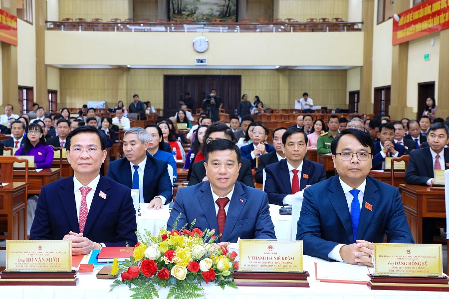 Các đồng chí: Bí thư Tỉnh ủy Lâm Đồng Y Thanh Hà Niê Kđăm; Chủ tịch UBND tỉnh Hồ Văn Mười và Phó Bí thư Thường trực Đặng Hồng Sỹ dự kỳ họp Các đồng chí: Bí thư Tỉnh ủy Lâm Đồng Y Thanh Hà Niê Kđăm; Chủ tịch UBND tỉnh Hồ Văn Mười và Phó Bí thư Thường trực Đặng Hồng Sỹ dự kỳ họp