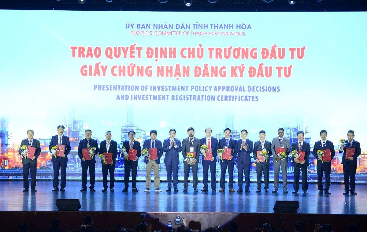 Lãnh đạo tỉnh Thanh Hóa trao Giấy chứng nhận đăng ký đầu tư cho các dự án. Lãnh đạo tỉnh Thanh Hóa trao Giấy chứng nhận đăng ký đầu tư cho các dự án.