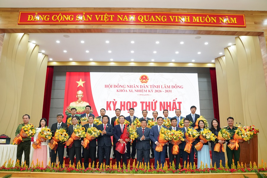 Đồng ch&iacute; Y Thanh H&agrave; Ni&ecirc; Kđăm, Ủy vi&ecirc;n BCH Trung ương Đảng, B&iacute; thư Tỉnh ủy, Trưởng Đo&agrave;n ĐBQH tỉnh tặng hoa cho c&aacute;c đồng ch&iacute; được bầu l&agrave;m Chủ tịch v&agrave; Ph&oacute; Chủ tịch UBND tỉnh, Ủy vi&ecirc;n UBND tỉnh L&acirc;m Đồng kh&oacute;a XI, nhiệm kỳ 2026-2031