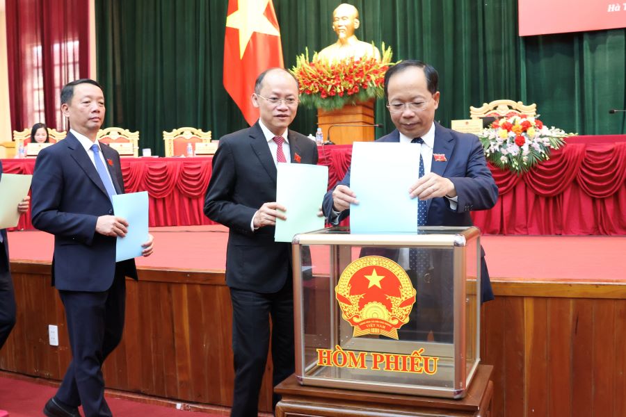 Đại biểu HĐND tỉnh Quảng Trị bỏ phiếu bầu c&aacute;c chức danh chủ chốt HĐND, UBND tỉnh