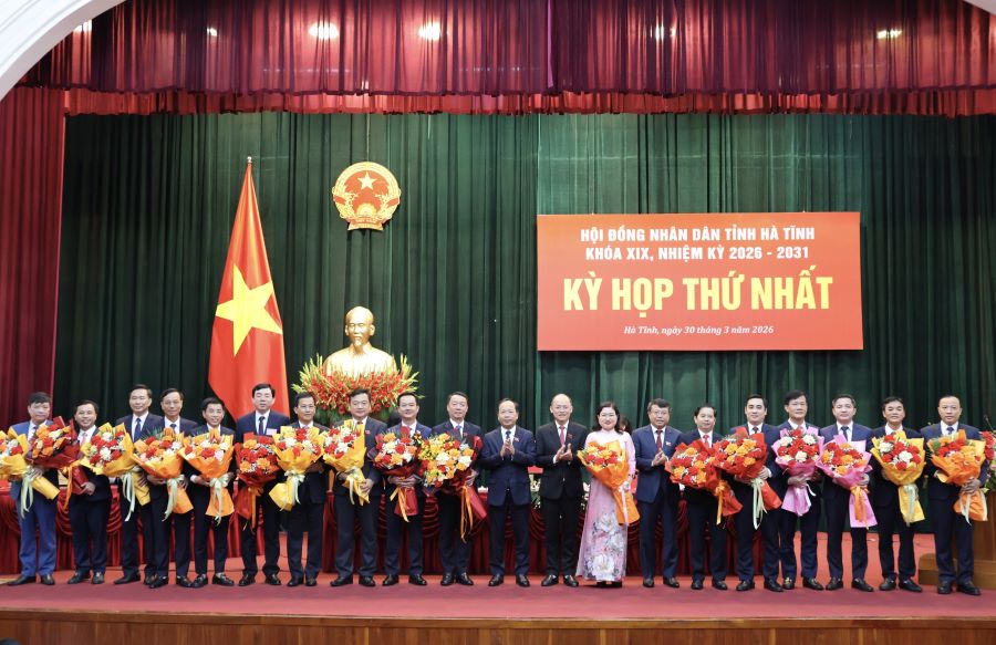 B&iacute; thư Tỉnh ủy Nguyễn Duy L&acirc;m c&ugrave;ng c&aacute;c đồng ch&iacute; Thường trực HĐND tỉnh tặng hoa ch&uacute;c mừng l&atilde;nh đạo UBND tỉnh v&agrave; c&aacute;c Ủy vi&ecirc;n UBND tỉnh nhiệm kỳ 2026 - 2031