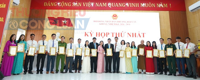 Ph&oacute; B&iacute; thư Thường trực Đảng uỷ phường Hải V&acirc;n Phạm Thị Hồng Hạnh trao Giấy chứng nhận tr&uacute;ng cử cho 21 đại biểu HĐND phường Hải V&acirc;n kho&aacute; I, nhiệm kỳ 2026 - 2031.